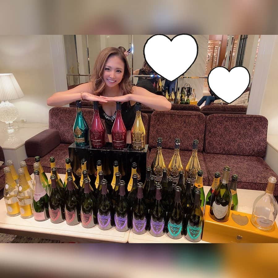藤咲ひなたのインスタグラム：「おはようございます💓  12月はこんなに飲ませて頂き感謝です😂💓  2020年は本当に本当に皆様ありがとうございました✨ グループレースでは総合1位🥇 新人枠でも1位🥇 年間総合売り上げ約半年間で3位✨✨  もお本当に感謝しかないです😂✨✨  2021年は常に1位で居続けれたらなあって思っております。 コロナの状況の中でも皆様のおかげで私的には右も左もわからない、ド新人の訳もわからない女がこんな輝かしい結果残せたなあって思います。  我が儘だし、頭悪いし、見た目も別に可愛い訳でもないし、面白いか面白くないかで言ったら多分そんなに面白くもないし笑笑  でも自分の良さ自分でわかってるので、そこを皆様がわかってくれて支えてくれた結果がこの結果だなって思いました。  これからも私は私のやり方でみんなを笑顔に幸せにしていきたいと思います。  これからもこんな私ですが、2021年はずーーっと1位でいたいので、支えてください🥺✨  ちなみに1週間ほどお休み頂いてます🙆‍♂️ 戻りは13か14か15くらいで考えてます✨  今月もよろしくお願いします💓  P&J 札幌市中央区南４条西３丁目 N-プレイスビル 5F 011-518-1444 💋藤咲ひなた💋」