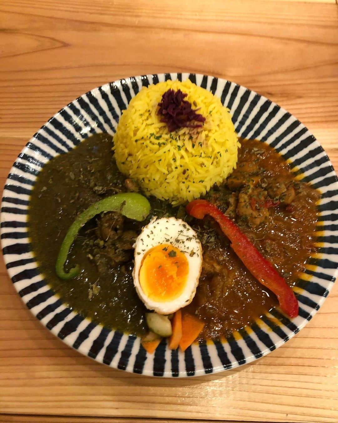 Megu さんのインスタグラム写真 - (Megu Instagram)「天狗商店さん👺でレッドカレーとグリーンカレーのあいがけ！！！😋🍛✨#megu_curry #カレー通信 #curryrice」1月8日 12時30分 - megu_negicco