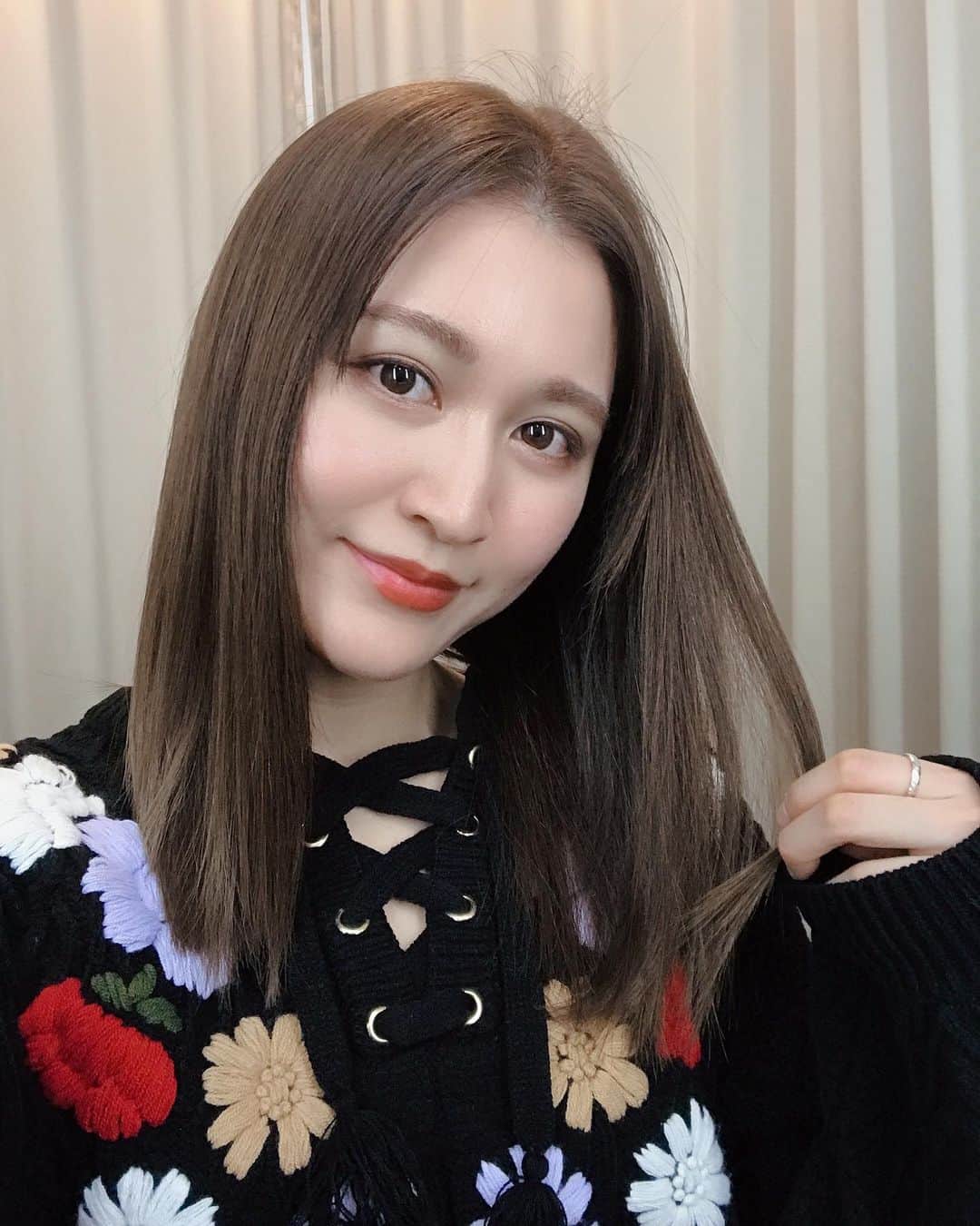 後藤夕貴のインスタグラム：「💇🏼‍♀️𓂅𓂅 最近は役に合わせてヘアカラーを明るくしてます！ ㅤ 少し前、ひっさびさに #髪質改善トリートメント してもらったら もう本当に凄いんだなって改めて実感&感動した🥺 ちゅるんちゅるん！！ ㅤ ㅤ @daiking.t2 ありがとーー！ (☝︎ こう見えてもちゃんとした美容師です) (って言ったら怒られちゃうね。笑) ＿＿＿＿＿＿＿＿＿＿＿＿＿ #ヘアカラー#ヘアスタイル#ミディアムヘア#ストレートヘア#猫っ毛#ブリーチなし#上品」