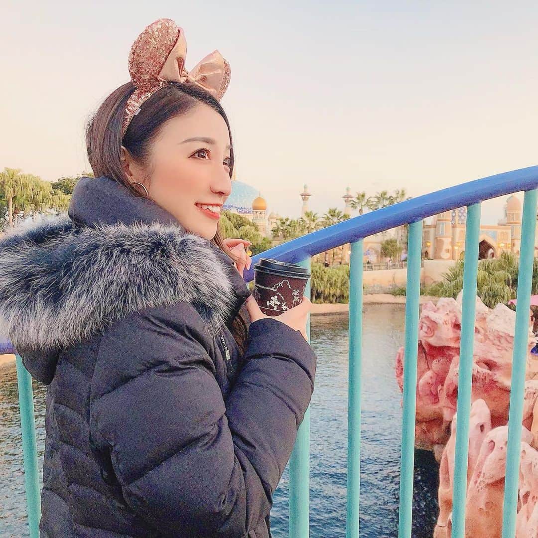 のインスタグラム：「.﻿ ﻿ Ⓣⓞⓚⓨⓞ Ⓓⓘⓢⓝⓔⓨ Ⓢⓔⓐ🧞‍♂️💓💜💕﻿ ﻿ 大晦日はディズニーシーで過ごしました👸🏼🏰✨✨﻿ 約20000歩歩いて翌日激しい筋肉痛到来⚡️(笑)﻿ ﻿ ディズニーシーで特に好きなアラジン〜マーメイドエリアを久しぶりに堪能して大満足でしたっ🌈🕌🧜🏻‍♀💕﻿ ﻿ ﻿ ﻿  ﻿ #tokyodisneysea #tokyodisneyresort #disney #disneysea #disneygram #disneylove #disneylover #disneylovers #newyearseve #東京ディズニーシー #東京ディズニーリゾート #ディズニー #ディズニーシー #大晦日 #ディズニーカチューシャ #ディズニーグッズ #ディズニー写真部 #ディズニーリゾート #ディズニー風景 #ディズニー好きな人と繋がりたい #ディズニー好きと繋がりたい」