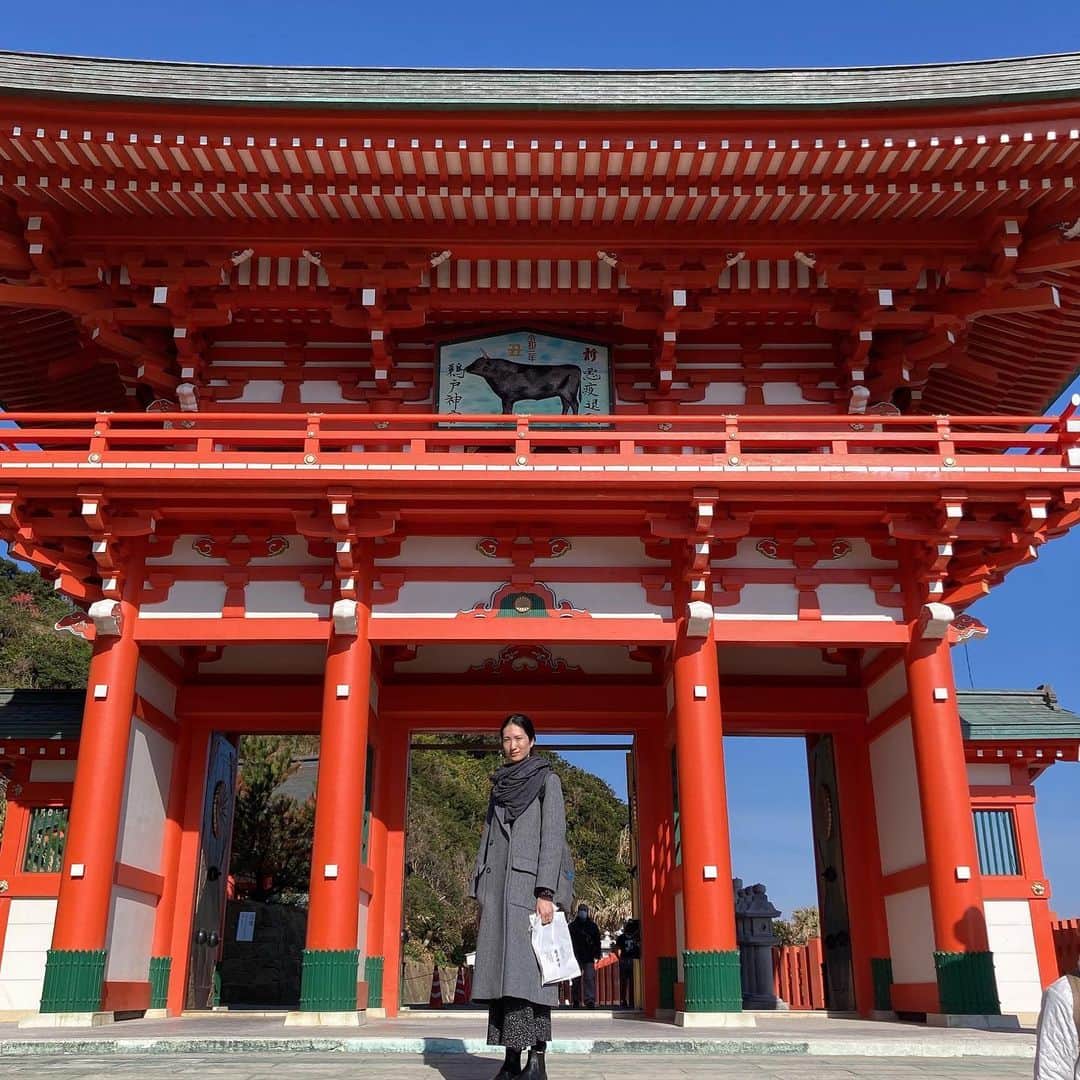Karinのインスタグラム：「本年もよろしくお願い致します。  年末年始は色々と予定通りにいかなかったけれど、なんとか無事に新年を迎えられてホッとしています。  #鵜戸神宮　#japan  #shintoshrine」