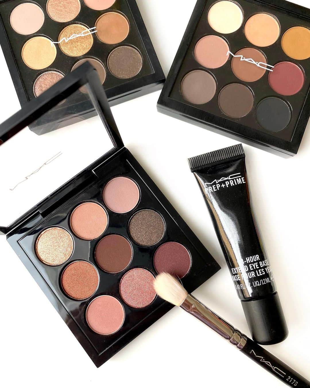 M∙A∙C Cosmetics Japanのインスタグラム：「本日の『NEWYEARコフレ② アイシャドウ編』の#MACインスタライブ で使用した製品はこちらです👇 With ASAMI HIRANO @asami_makeup  ㅤ ご視聴いただいた皆さま、有難うございました✨ まだの方はIGTVからぜひご覧くださいませ。 メイクルックは2枚目をチェック👉💕 ㅤ 【使用製品】 ＜キット製品＞ ■M･A･C ニューイヤー アイパレット コフレ （バーガンディー） -M･A･Cプレップ プライム 24 アワー エクステンド アイ ベース -# 217s ブレンディング ブラシ -スモール アイシャドウ x 9: バーガンディー タイムズ ナイン ■M･A･C ニューイヤー アイパレット コフレ （セミスイート） -M･A･Cプレップ プライム 24 アワー エクステンド アイ ベース -# 217s ブレンディング ブラシ -スモール アイシャドウ x 9: セミスイート タイムズ ナイン  ㅤ ＜その他使用製品＞ ＊FACE ・M·A·C ミネラライズ スキンフィニッシュ / ライトスカペード ・M·A·C ミネラライズ ブラッシュ  / ウォーム ソウル ＊LIPS ・パワーガラス プランピング リップ グロス / アセット マネジメント ＊BRUSH ・ 252ブラシ→アイベースに使用 ・ 239ブラシ→アイシャドウに使用 ・ 208ブラシ→アイシャドウに使用」