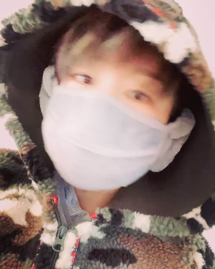 藤本麻子のインスタグラム：「🐘 かーちゃんが買ってくれたマスク😷 耳も隠れてあったかいけど、なんか ゾウさんみたいじゃない🐘？笑 . #オレのくだらん投稿シリーズ . . #マスク#ゾウさん」