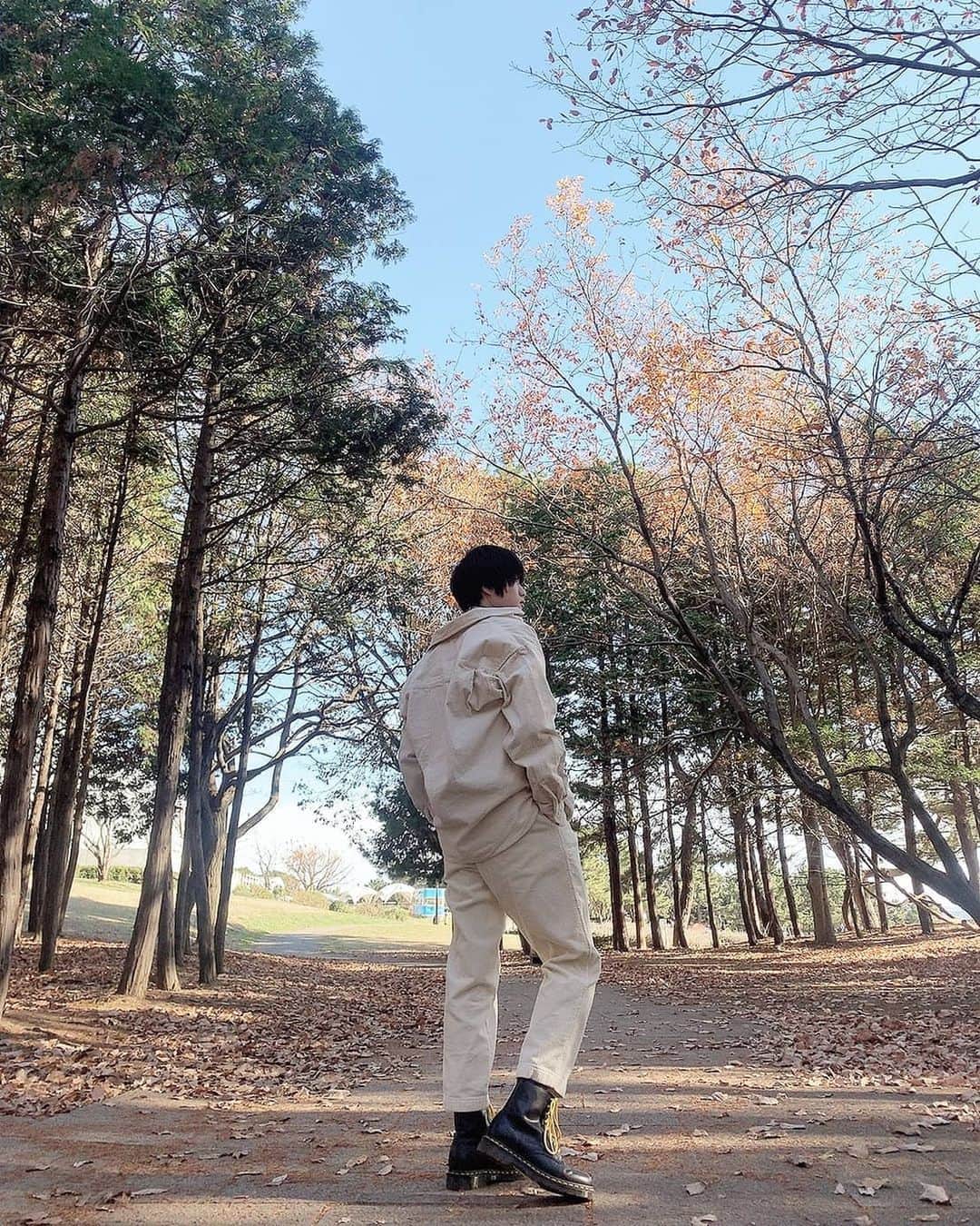 外山将平のインスタグラム：「一日も早く収まりますように…。  #こんにちは #photooftheday#camera#portrait#model#外山将平#役者#俳優#今日の外山#ootd#Nikon#一重 #写真#撮影#カメラ#ポートレート#ファインダー越しの私の世界#カメラ好きな人と繋がりたい#作品撮り#黒髪#fashion#natural#ホワイトコーデ#オーバーサイズ#ゆるコーデ#winter#drmartens#マーチン男子#gu」