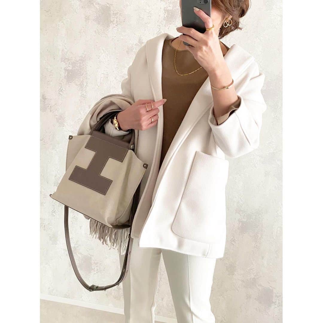 のインスタグラム：「2021.01.08 coordinate…♡ さっと羽織れる軽いショートコート 車移動が中心の生活だとこれくらいが丁度いい🙆‍♀️✨ ・ ・ @poshalma_official  sayaka select新作アイテムです♡  ☑︎ ベルデッドガウンハーフコート color/エクリュ・ダークブラウン price/¥9800+tax ・ ・ ショール衿の短め丈が今年らしい ガウンタイプのベルデッドコートで ウール混の柔らかな生地が魅力です♩ ・ ・ スカートでもパンツでも合わせやすい 絶妙な丈感は大人な雰囲気で着こなせますよ✨ ・ ・ #fashion#instafashion#cordinate#ootd#code#ファッション#コーデ#コーディネート#今日のコーデ#きれいめコーデ#きれいめファッション#大人コーデ#ママコーデ#40代コーデ#40代ファッション#アラフォーコーデ#アラフォーファッション#シンプルコーデ#冬コーデ#ショートコート#ハーフコート」