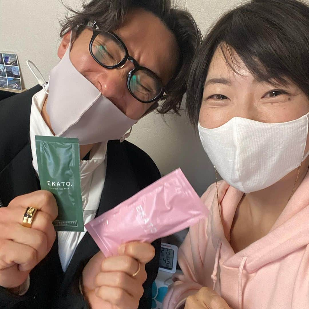 FitnessPlanner 星野由香さんのインスタグラム写真 - (FitnessPlanner 星野由香Instagram)「@kunihosaka さんは美容男子なので Ekato.パックをお渡し✨ さて、皆さん本日はコラボLive21:00〜です😆 始めは一緒に　#ほぐピラ　して動かしたら M3 #経動法 を行いましょう🤍 緊急事態宣言に伴い、さらに私たち健康産業の従事者に出来ることを‼️ ガンガンやってきます😤  Live後はkuniさん、そして創始者の　@hirolfer さんによる指導が以下です。  1/8 TENの日（M3のグループセッション) 大阪のTENにて 時間：夜  1/15 保坂さんとのオンライン無料M3グループセッション（10名）申し込みは8日のライブ直後から開始  1/17 までIGライブの映像はアーカイブされますよー✨  1/17 M3購入者用のWebinar 8amより行われます✨  1/29 保坂さんとのM3現地グループセッション（定員6名：参加料 500円）  ご興味ある方は是非っ 私のセッションに欠かせないM3を是非ほぐピラと合わせて学んで、使って皆さんで健康になりましょう✨  #Integrative Movement Assessment & Conditioning (IMAC)」1月8日 12時57分 - yuka.hoshino222