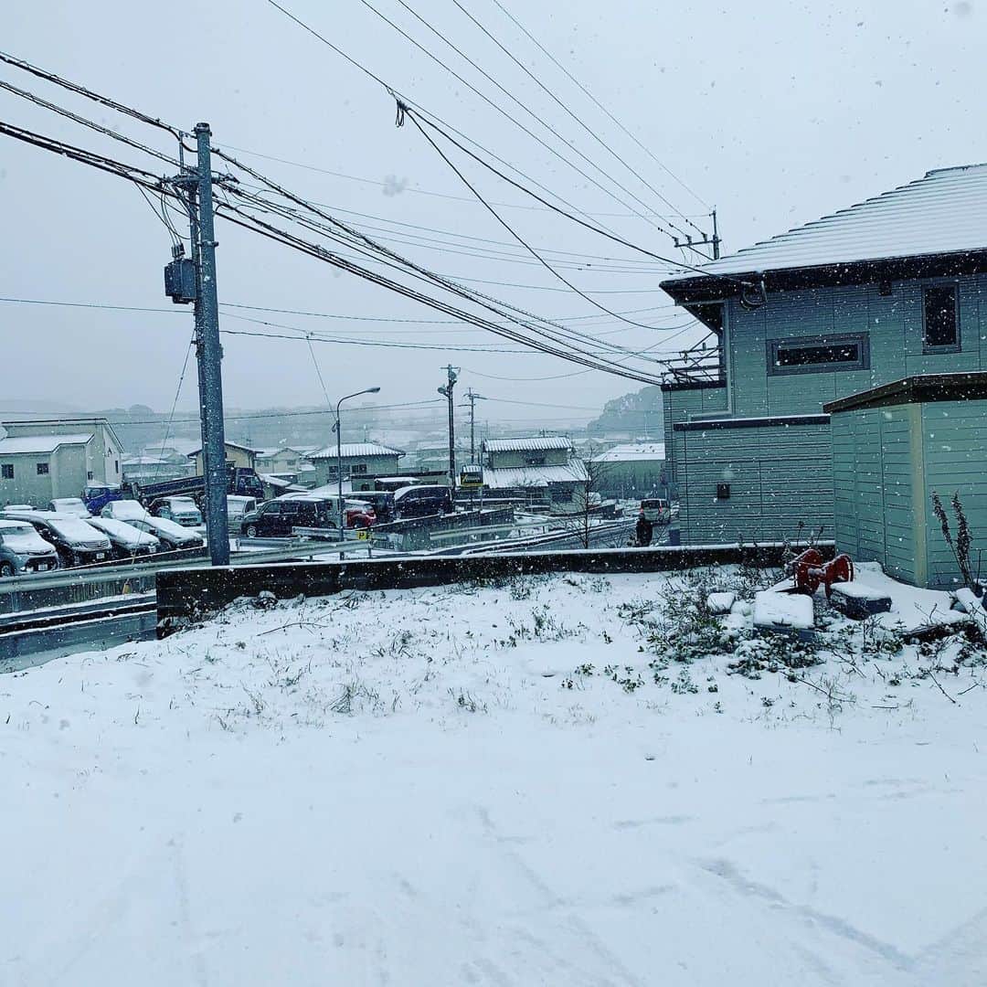 アヒト・イナザワさんのインスタグラム写真 - (アヒト・イナザワInstagram)「雪が降ってます。  運転気をつけてください。」1月8日 12時50分 - volafc