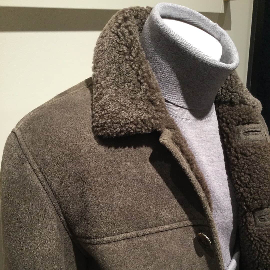 ブルックス ブラザーズさんのインスタグラム写真 - (ブルックス ブラザーズInstagram)「まだまだ寒い日が続いています。 こんな真冬の寒さを乗り切るには、暖かみのあるラムスキンのアウターがおすすめです。  取扱店 : 表参道店  #BrooksBrothers #ブルックスブラザーズ  #outer #mouton #jacket」1月8日 12時51分 - brooksbrothersjapan