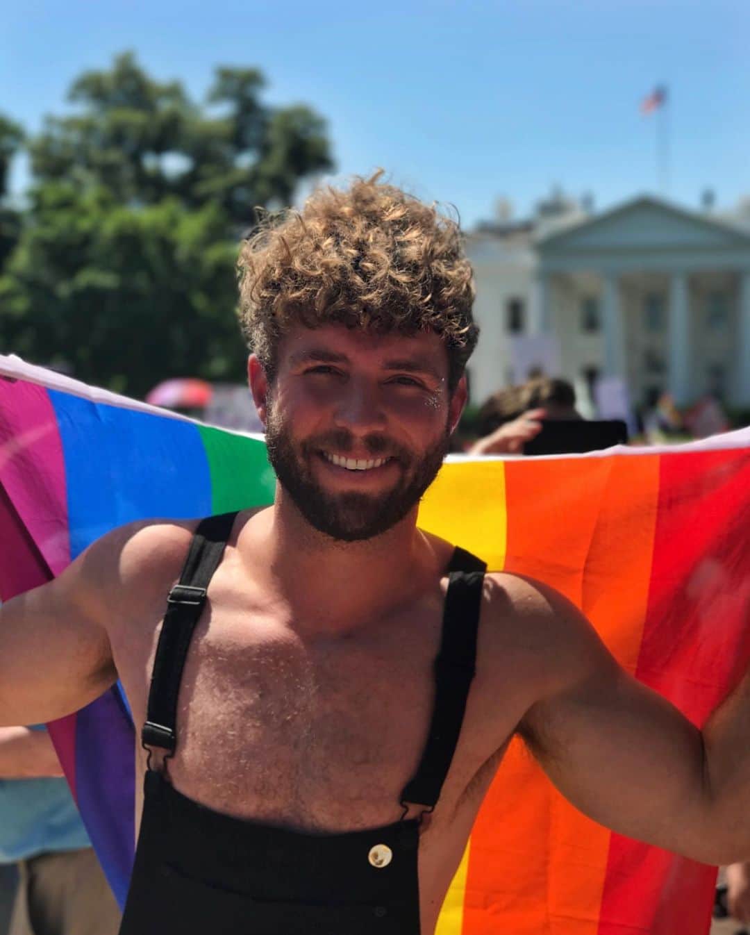 のインスタグラム：「🏳️‍🌈 Love won! 🏳️‍⚧️ in 2021 🏆...rhymes aside, it’s a powerful adieu🖕🏼to 45 & an official certified welcome to @joebiden @kamalaharris @jonossoff @raphaelwarnock 🍑 Thank you, #Georgia & the brilliant 💙@staceyabrams 🇺🇸」