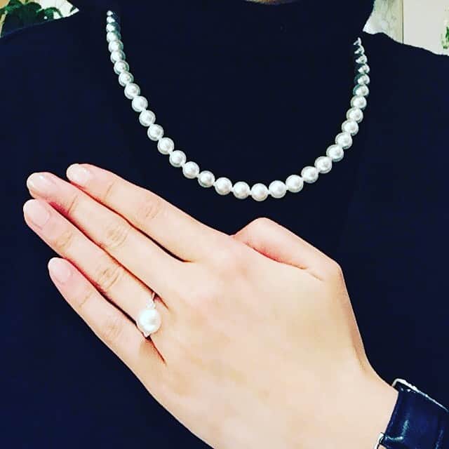 garden(ガーデン)本店さんのインスタグラム写真 - (garden(ガーデン)本店Instagram)「@garden_honten   〈gardenパールセレクション〉 成人のお祝いやご結婚のタイミングで用意される方が多い真珠🦪  garden本店では大きさや価格帯を幅広くご用意しております✨ 39,900円〜アコヤ本真珠のネックレスが手に入ります😊  一生ものの真珠だからこだわりという方には無調色のWakanaパールがお勧め❗️ 品質管理の行き届いた完全なmade in Japan品質を是非ご覧ください♪  只今garden本店では、 ニューイヤーマリッジリングフェア 開催中です！！ ご結婚指輪をご検討中の方はこの機会をお見逃しなく👼🏽🔥  #garden本店#真珠 #真珠のネックレス #パールネックレス #パール #成人お祝い #花嫁パール #花嫁パールネックレス #ウェディングドレス小物 #銀婚式のプレゼント #結婚記念日プレゼント #記念日プレゼント #ワカナパール #アコヤ本真珠 #パールピアス #記念日プレゼント #gardenパールキャンペーン  . 只今、お得なフェアを盛りだくさんで開催中です✨✨ 是非ご確認下さい！ . 只今garden本店ではコロナ対策で、 🚗高速代キャッシュバックキャンペーン中🚗 . ✔️電車に乗らなくても大丈夫！ ✔️店内は広くて換気◎ ✔️スタッフの手洗いうがい、アルコール消毒◎ ✔️ブース内の机や椅子のアルコール消毒◎ . . 安心してご来店いただけるよう、心掛けております👌🏻 お越しの際は念のためマスク着用をお願いします。 営業時間は通常と変わらずAM11:00 - PM8:00🕑 . . ーーーーーーーーーーーーーーー *＊. garden岸和田本店 *＊。 @garden_honten . . 大阪府岸和田市荒木町2丁目18-18 (敷地内無料駐車場有り) 072-440-1778 . ［access］ 🚘阪神高速4号湾岸線 岸和田北ICより5分 阪和線 岸和田和泉ICより5分 🚃JR阪和線「久米田駅」より徒歩15分 南海本線「春木駅」より徒歩15分」1月8日 13時06分 - garden_honten