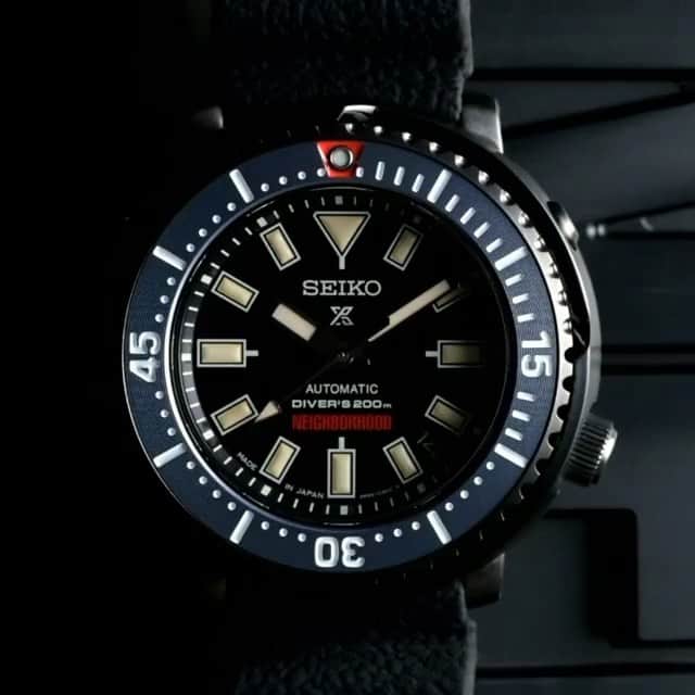 のインスタグラム：「#Repost @seikowatchjapan ・・・ Seiko Prospex NEIGHBORHOOD ✔️Limited Edition.📌 セイコーダイバーズの代名詞である外胴プロテクターつきモデルをベースに、ストリートシーンを彩るファッション性の高いカルチャーにインスパイアされたコレクション「Street Series」から、NEIGHBORHOODコラボレーションモデルが登場。 メカニカルダイバーズでありながら、コンパクトサイズでデイリーユースにマッチする3針カレンダーモデルを採用。本格的なダイビングに対応する200mの空気潜水用防水や、海水や汗によって劣化しにくいシリコン製のストラップなど、ダイバーズウオッチとしての高いスペックを兼ね備えています。 ヴィンテージウオッチのような日に焼けたインデックスをイメージした、ヴィンテージ調のルミブライト（蓄光塗料）を採用し、全体にブラックを基調としつつもグレーのアクセントを効かせることで得られるモードで洗練された佇まいは、都会的なスタイリングを演出し、6時位置に記された赤いNEIGHBORHOODロゴが一際目を引く特別なモデルです。  NEIGHBORHOOD®︎｜SEIKO // 2021 JAN.15 //📌  #sbdy077 #seiko #prospex #seikoprospex #watch #watches #automatic #4r35 #watchesofinstagram  @neighborhood_official  #neighborhood #nbhd」