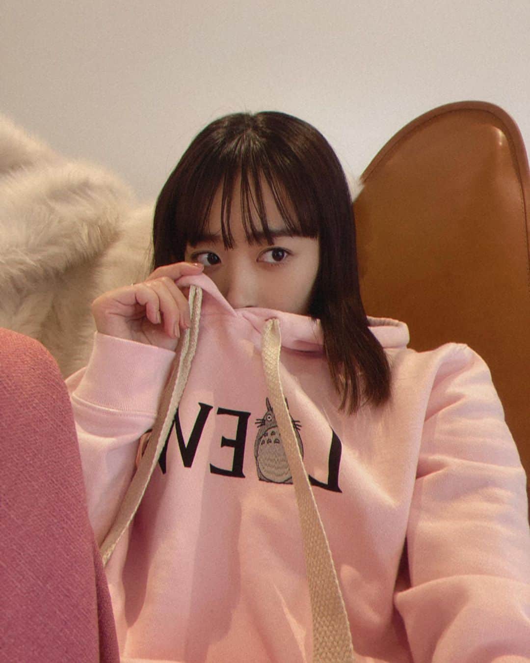 近藤千尋のインスタグラム：「トトロが可愛すぎて。。。🤦🏻‍♀️ 今日はピンク母ちゃんです🤍🤍🤍  @loewe  #LOEWEtotoro」