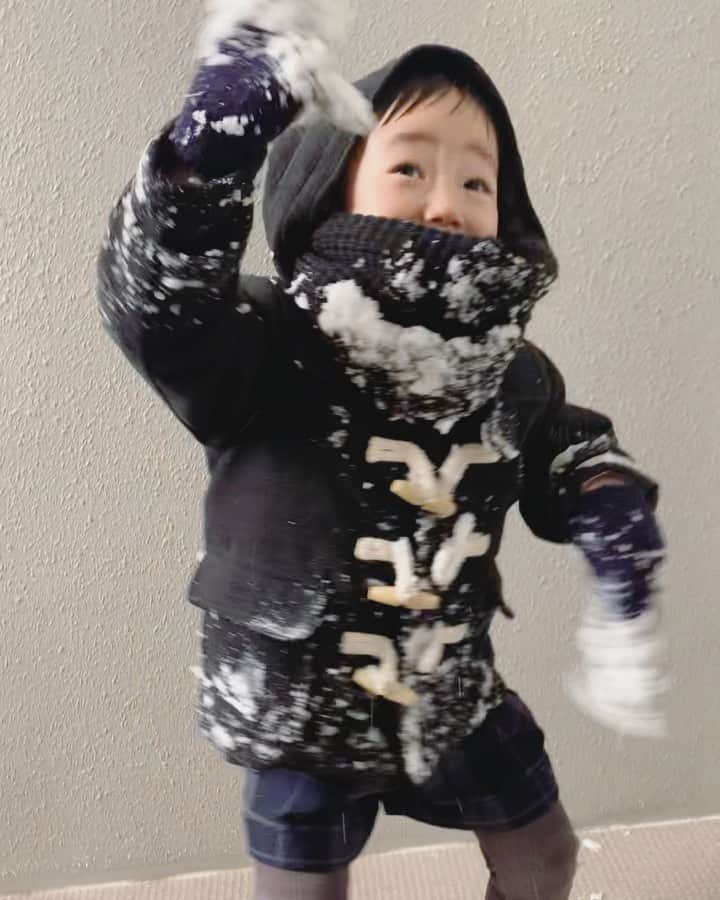 田中真奈美のインスタグラム：「雪〜☃️❄️ . 雪に慣れてないからもう怖い🌨 保育園行くつもりで外に出たけどお迎えが不安だからやっぱり休んで少しだけ雪遊び👦🏻🎶✨ . 子供は楽しいよね〜💕 . リョータと雪で遊びながら、 旦那さんと付き合う前に雪合戦しながら下校してた思い出がよぎるよ❄️ もう20年も前の事😑（遠い目✨）笑💕 . 今私は育休中だから家にいれますが💦雪の中働きに出られてる皆さん、お気をつけてお仕事🚗帰宅してくださいね🥺🙏🏻✨道路が氷になってて、この後まだ降るなんて怖いです〜😱 . #リョータの冬遊び⛄️  #男子2人ママ👩‍👦‍👦」