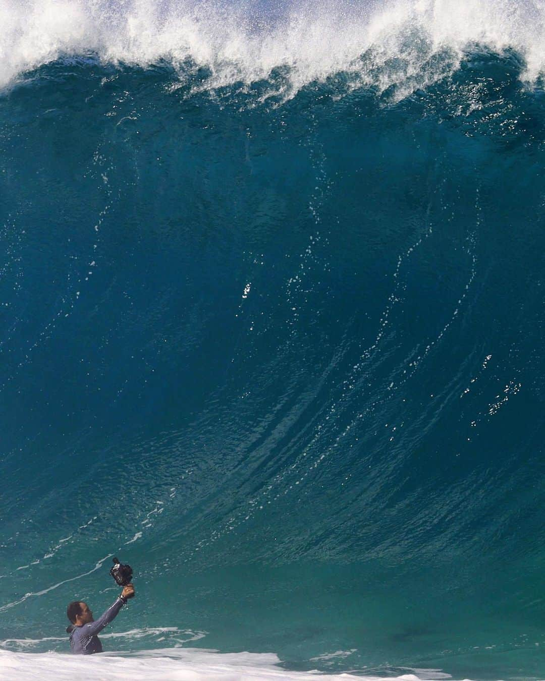 クラーク・リトルさんのインスタグラム写真 - (クラーク・リトルInstagram)「Plenty action lately🌊🌊🌊 #shorebreak #hawaii #clarklittle 🆑 Photo @bevsonthebeach」1月8日 13時12分 - clarklittle