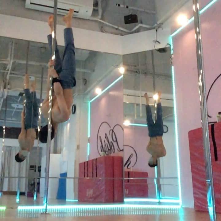 NISHIOのインスタグラム：「🐟🔃 . . . . . .  #dance #dancer #performance #performer #training #workout #sport #practice #studio #gym #noa #fitness #flexiblility #strength #bendy #muscle #balance #handbalance #japan #japanese #tokyo #東京 #roppongi #六本木 #polish #ポールダンス #ダンス #トレーニング #ポールダンサー」