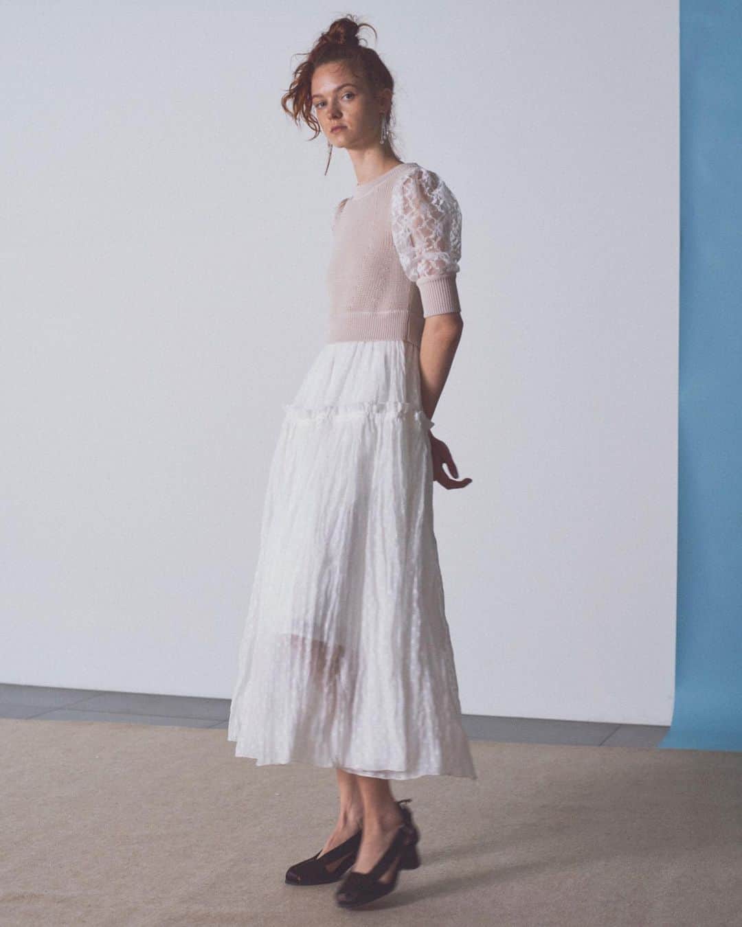 のインスタグラム：「【NEWS】 2021 SPRING COLLECTION PRE ORDER   公式オンラインストア及びウサギオンラインにて 春の新作のプレオーダーがいよいよスタート！ どこよりも早く新作をご覧いただける機会を ぜひお見逃しなく。  ＊一部商品は発売を開始しております。  dress ¥27,000＋tax earrings ¥6,000＋tax shoes ¥21,000＋tax  1/8(金)12:00～1/10(日)23:59までの3日間、 2021 SPRING COLLECTIONをご予約いただいた方には MAカード+5％をプレゼント！  @furfur_official @furfur_official_staff  #FURFUR #ファーファー」