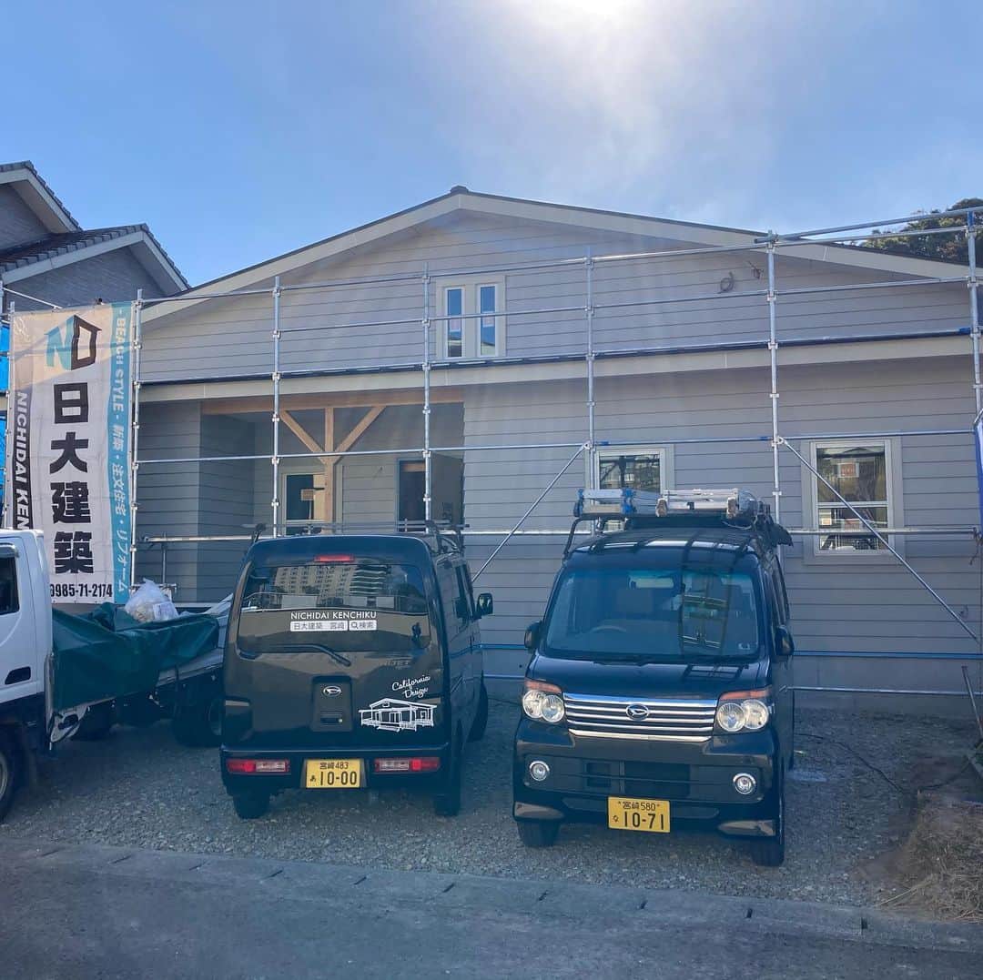 日大建築のインスタグラム：「こちらの現場もだいぶ仕上がってきました👍  #日大建築#カリフォルニアスタイル #サーファーズハウス新築#注文住宅#宮崎市#モダン#オシャレ#ビーチ#海#surf #ハワイ#アメリカン#大工#建築#設計#ウッドスタイル#中古住宅#リフォーム#リノベーション#カバードポーチ#ウッドデッキ#ヘリンボーン#マイホーム#家造り」