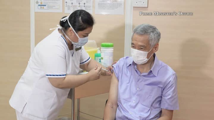 リー・シェンロンのインスタグラム：「Got my first dose of the COVID-19 vaccine today, together with Director of Medical Services A/Prof Kenneth Mak. We got vaccinated early to show Singaporeans we are confident that the vaccine is safe and effective. ⠀⠀⠀⠀⠀⠀⠀ Prof Mak and I were monitored for 30 minutes after the jab, just in case we developed any side effects, e.g. allergic reactions. Happy to report that we both felt fine. ⠀⠀⠀⠀⠀⠀⠀ Today we started vaccinating healthcare workers from public healthcare institutions. We aim to start vaccinating elderly people from February, and then other Singaporeans and long-term residents. ⠀⠀⠀⠀⠀⠀⠀ Vaccinations are voluntary, but I hope that when it’s your turn, you will go for it. It will be free, it will protect you and your family, and it will help keep everyone safe. – LHL ⠀⠀⠀⠀⠀⠀⠀ (PMO Video by Alex Qiu)⠀⠀⠀⠀⠀⠀⠀」