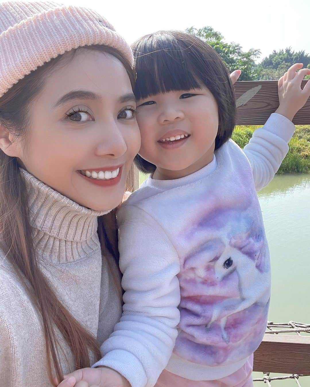 のインスタグラム：「元旦連假的好天氣～ #衛武營國家藝術文化中心  #公園也太大 逛了3個小時 #屏東公園聖誕節  #高雄超美的公園 #selfie  #kaohsiung  #pingtung  #連續假日媽媽永遠比平日累 #大小肉球」