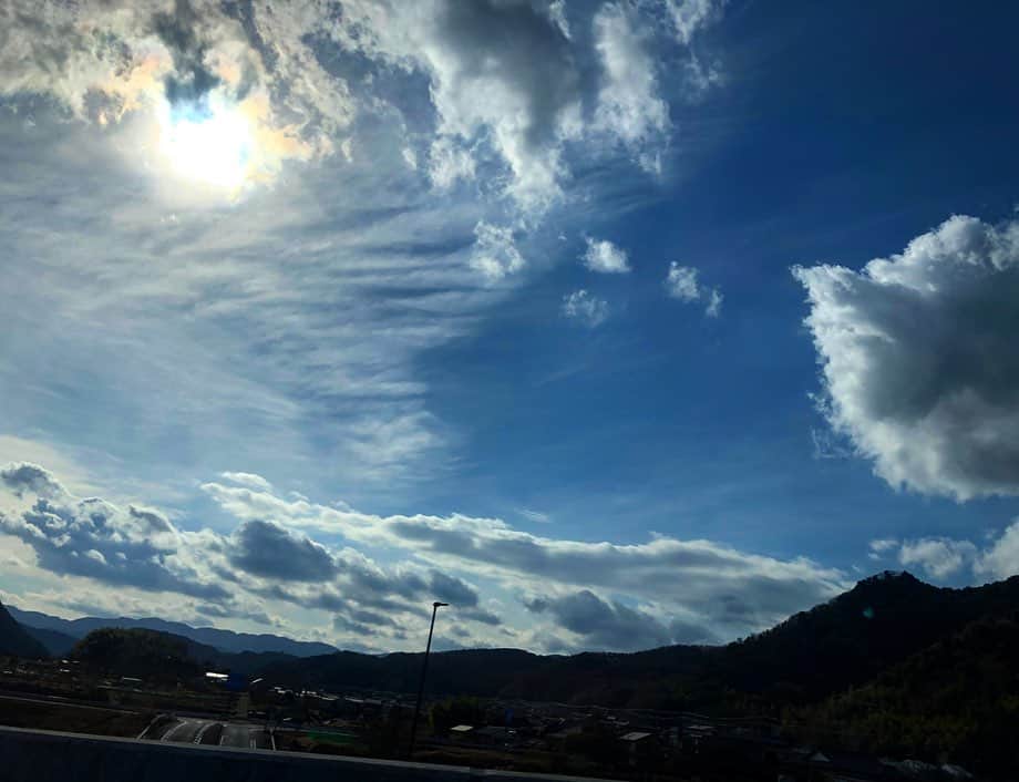 木下ココさんのインスタグラム写真 - (木下ココInstagram)「昨日の帰宅路の車窓から 大きな富士山も拝めた🗻👏  空気が澄んでいて 空がいつもより高く感じる。 ・ ・ ・ #車窓からの景色  #空 #富士山🗻  #めでたい」1月8日 13時41分 - cocot_chan