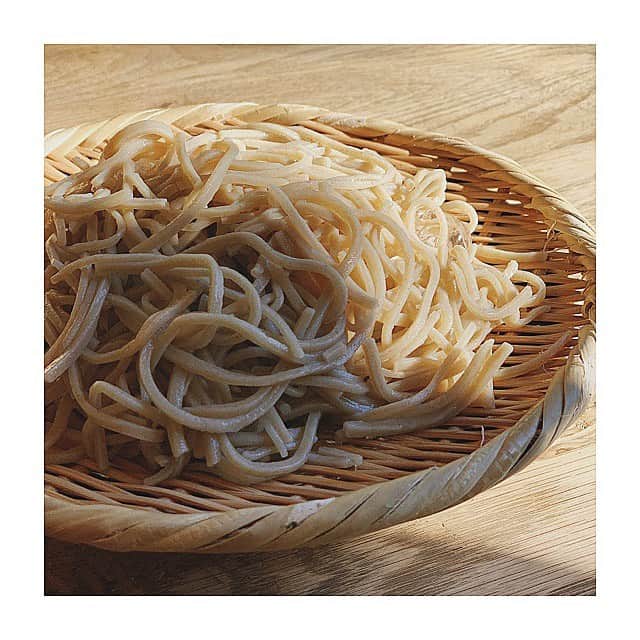 宇藤えみのインスタグラム：「会津に帰ると連れて行ってもらうお蕎麦屋さん。 美味しすぎていつも大盛りにしますw 帰れないので年越し蕎麦で送ってくれたけど一瞬でなくなったぜぃ✌︎ 早くお店で食べたいな。 #会津#会津山都そば」