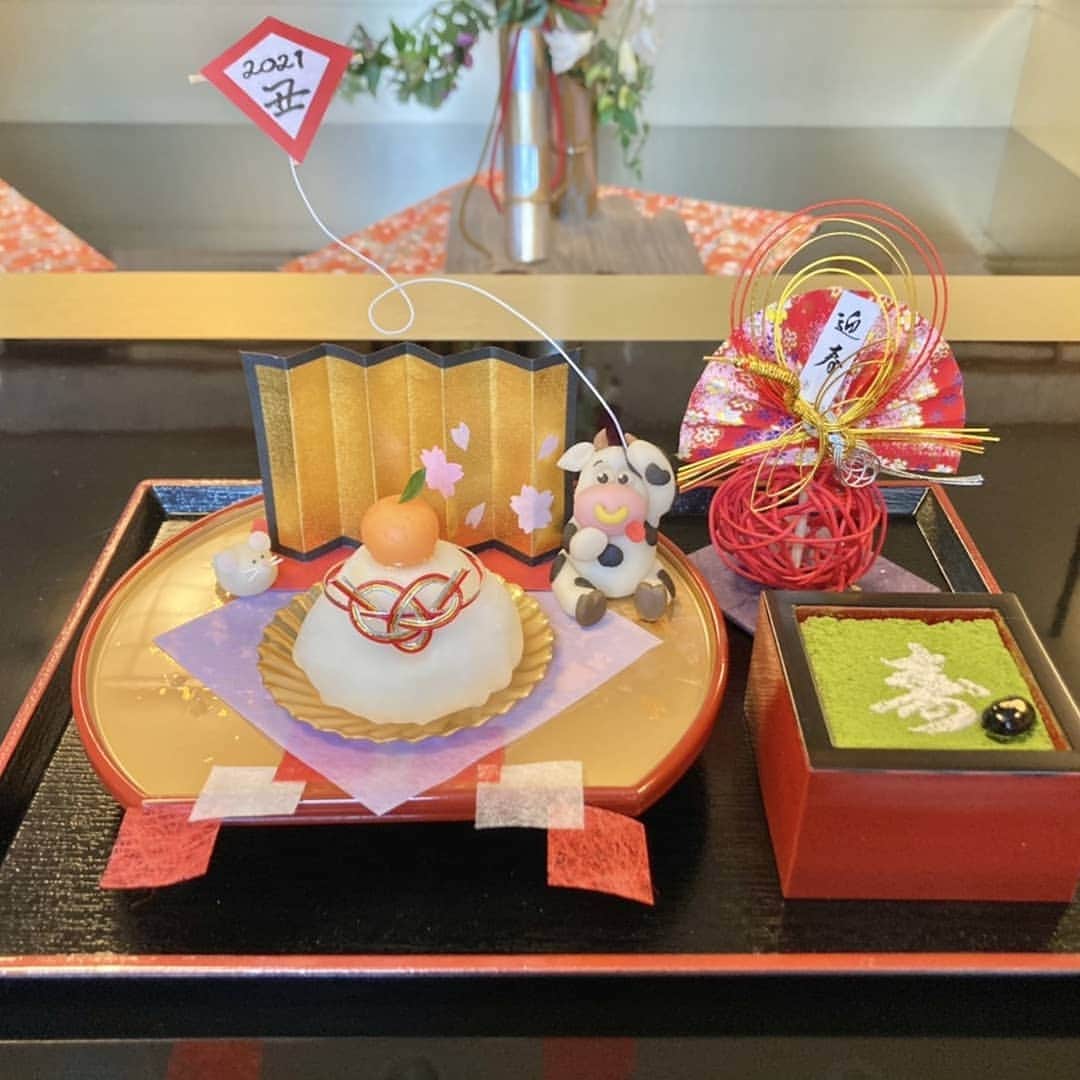 deuxzero デゼーロのインスタグラム：「みなさん、こんにちは😄 素敵な１年をスタートされていますか？ デゼーロブログを更新いたしました♪  <最新★1月パティシエ特製スイーツ>についてお話しています＊ 今回は特別に、作成の裏側もご紹介…！  詳しくは[デゼーロHP→プロデューサーブログ]を是非チェックしてみてください！  #デゼーロ結婚式 #最新スイーツ #オリジナルウエディング #神戸結婚式」