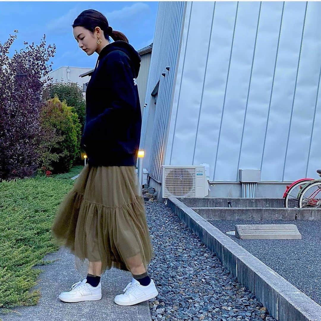 富久美玲のインスタグラム：「_ . 🆕 チュールスカートがパーカーに合うぅ . オシャレとは無縁の楽ちん重視😂💓 チュールスカートと合わせると ラフになりすぎないから良きですね！ . @andmyme.official  ▷フリーサイズ . #私服#身長152cm#mireistylecode#ootd#スカート#チュールスカート #andmyme」