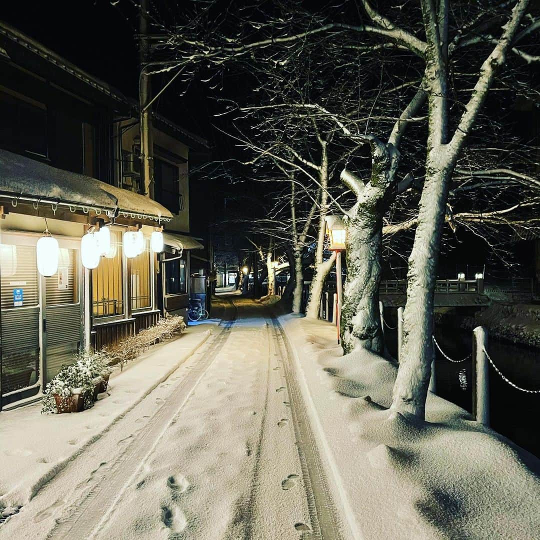 ひうらさとるさんのインスタグラム写真 - (ひうらさとるInstagram)「Walk out to winter, swear I'll be there. Chill will wake you, high and dry You'll wonder why. Walk out to winter, swear I'll be there. Chance is buried just below the blinding snow. #Azteccamera　 #Walkouttowinter #kinosakionsen」1月8日 13時53分 - marikosatoru