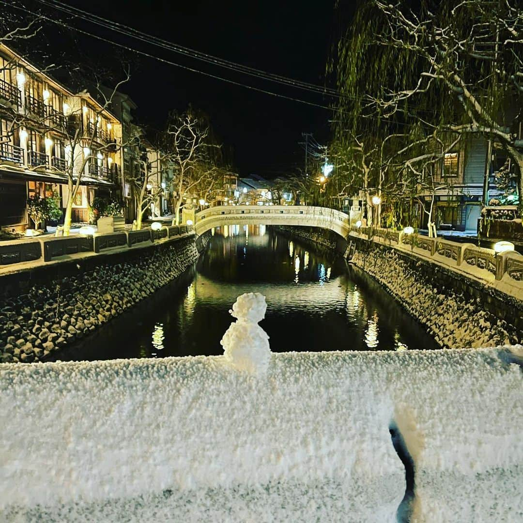 ひうらさとるさんのインスタグラム写真 - (ひうらさとるInstagram)「Walk out to winter, swear I'll be there. Chill will wake you, high and dry You'll wonder why. Walk out to winter, swear I'll be there. Chance is buried just below the blinding snow. #Azteccamera　 #Walkouttowinter #kinosakionsen」1月8日 13時53分 - marikosatoru