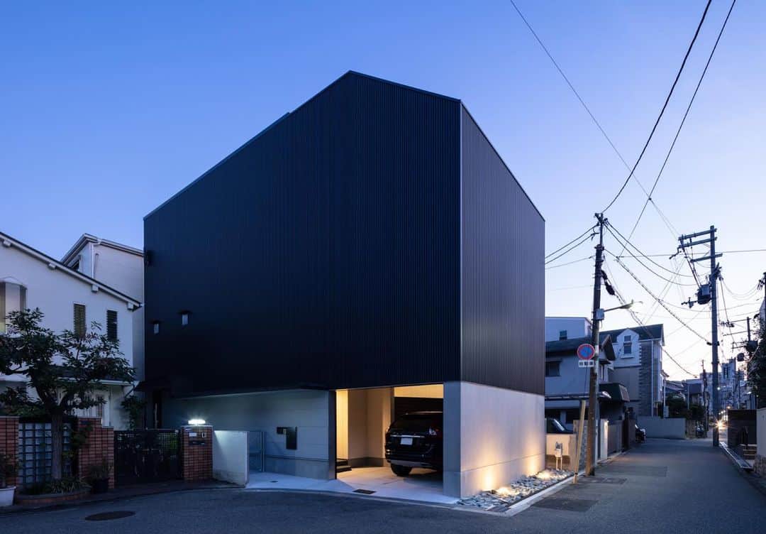 Horibe Associates co., ltd. のインスタグラム：「・ House in Higashisumiyoshi  more⇨@horibeassociates  線路高架を望むことができる駅からほど近い住宅密集地に位置する敷地  プライバシーの保たれた屋外テラスと 3層吹抜けのリビング空間が家族を繋ぐ 木造３階建て中庭型住居  #耐震等級3 #長期優良住宅  photo @yoheisasakura  ・ #architecture#architect#architecturephoto#architecturephotografy #architettura#Kiếntrúc#arquitectura#Architektur#Arkitekture#architexture #マイホーム記録#マイホームメモ#ガレージハウス」