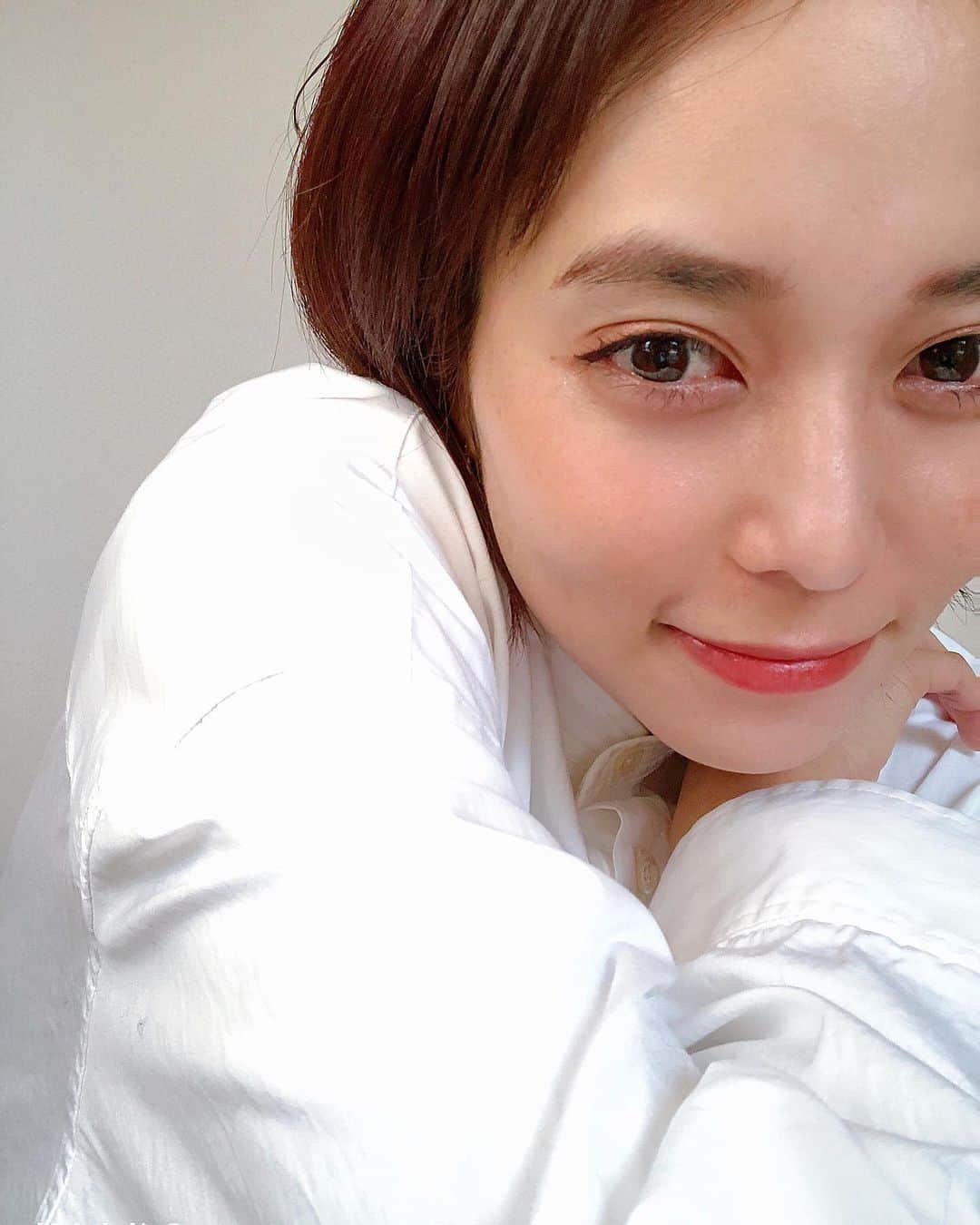 依吹怜のインスタグラム：「眉毛もシャドウもピンクの日💖 髪も地味にほんのりピンク🕺🏻 addictionのザマットリップは本当にマスクにつかない！神アイテム。  #rmsbeauty  #スウィフトシャドウトリオ #addiction  #ザマットリップリキッド010  #visse #ピンクブラウン」
