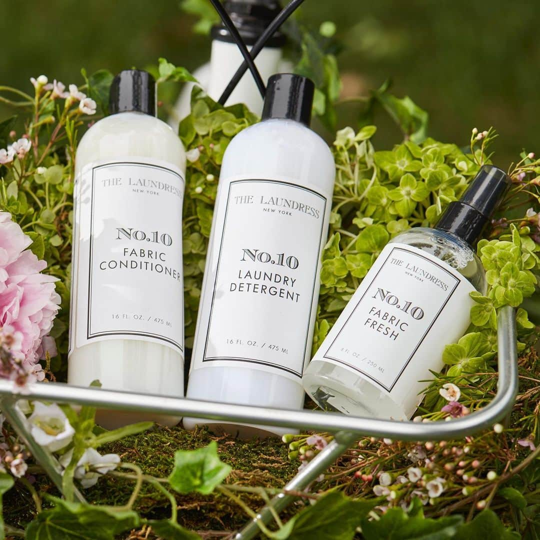 THE LAUNDRESS JPのインスタグラム：「新しい年をリッチな香りで初めてみませんか✨. ボトル開けた瞬間か香りのロマンスであるかのように、お洗たく全体を通して香りの強弱あり、乾燥させてからクローゼットしまうまで、衣類リネン残るステキなフレグランスの香り楽しめます✨. . #thelaundress #thelaundressjp #ランドレス #洗濯洗剤 #おしゃれなボトル #ナチュラル洗剤 #エコ洗剤 #サスティナブルな暮らし #香りを楽しむ #香りのある生活 #地球優しい #環境優しい #柔軟剤 #ファブリックスプレー #高級な香り #お洗濯」