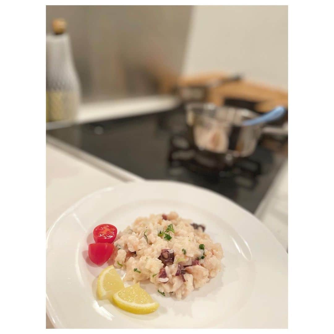 彩星りおんのインスタグラム：「昨日は七草粥を作りました🍚 朝はバタバタだったので夕飯に😅  大人はちょっとアレンジしてリゾットにしていただきましたよ🥄😋 まぁ結局長女もこちらをパクパク食べてましたが…。  次女も離乳食としてスズナ、スズシロ入りのお粥を食べられました👶🏻✨  #食育 #蛸と七草のリゾット」