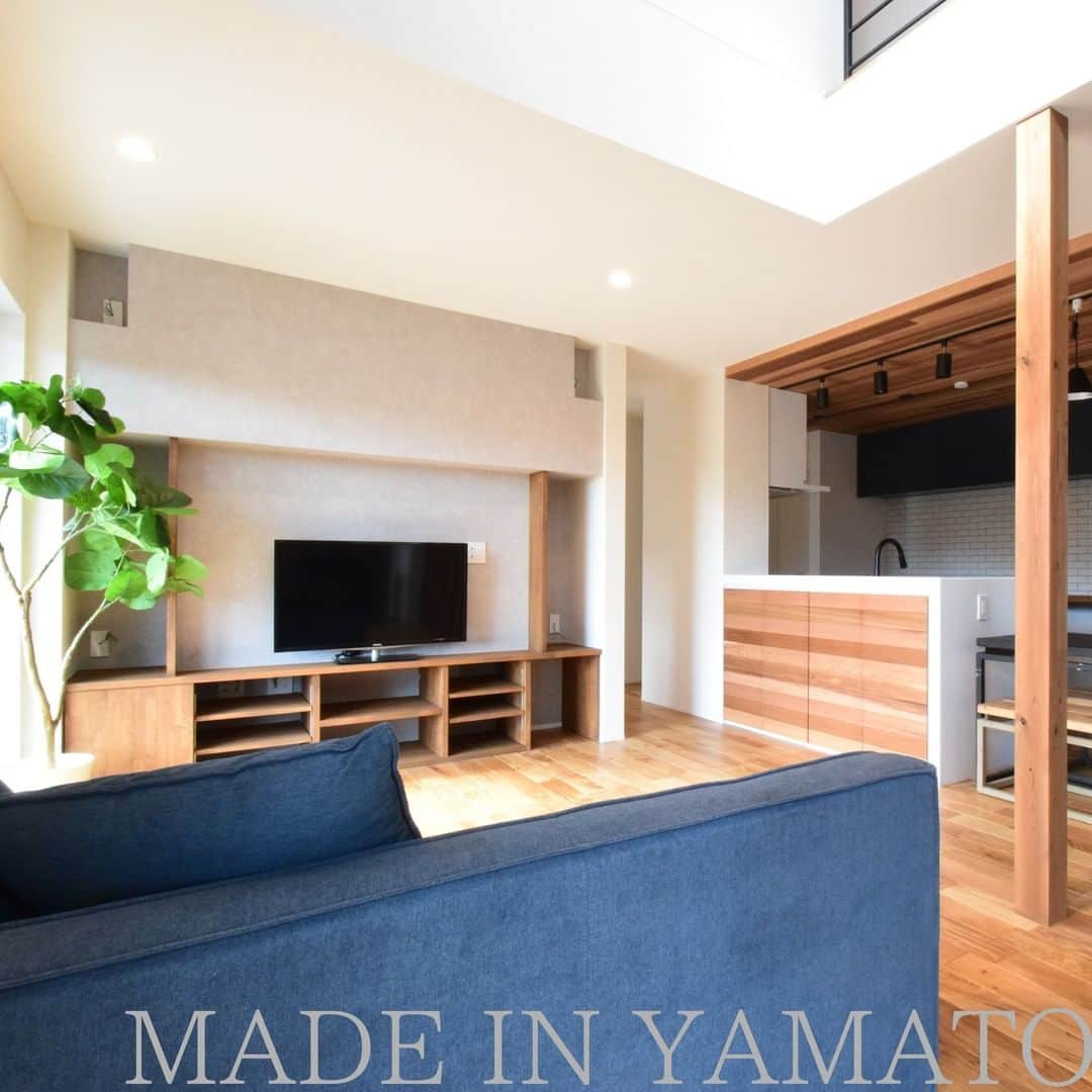 YAMATOの家さんのインスタグラム写真 - (YAMATOの家Instagram)「#ホームシアター 完備のリビング！ 造作の #TVボード は、DVDやゲーム機器を収納できます。 #スピーカー を設置する場所も検討して オーナー様ご家族にあわせた設計をしました。 天井にスピーカー用の空配管も通してあります。  . MADE IN YAMATO . . #yamatoの家 #快適な暮らし #設計 #自宅 #御殿場 #小山町 #裾野 #設計事務所 #マイホーム #注文住宅 #デザイン #新築 #家 #インテリア #住宅 #設計士 #設計士とつくる家 #建築士 #建築士とつくる家 #web内覧会 #造作家具」1月8日 14時05分 - yamato_house