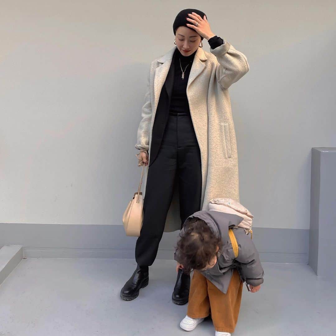 大塚良子のインスタグラム：「☁️ #ootd coat... @blamink.official  Beanie... @hermes  Jacket... @seesbeesknees_  Pants... @toteme  Shoes... @gianvitorossi  Bag... @therow @maisontherow」