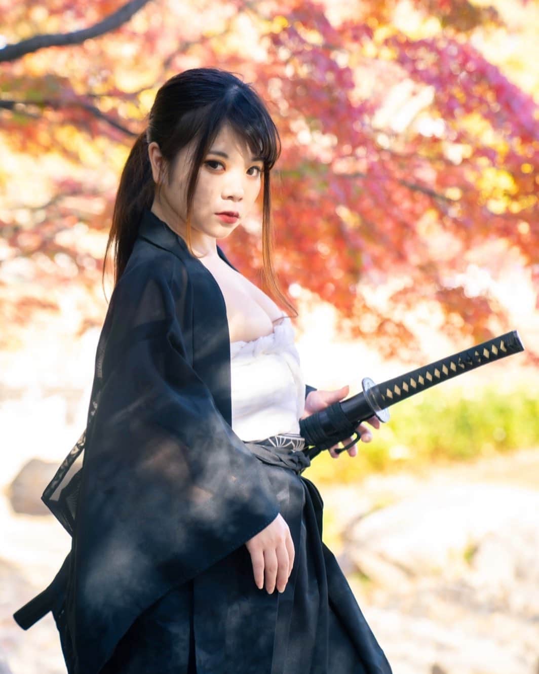 のインスタグラム：「#秋 #紅葉 #殺陣 #samurai #fall #autumn #season #black #view #sword #japan #a #action #Autumnleaves #led #December #荻島怜 #殺陣師 #兼田玲菜」