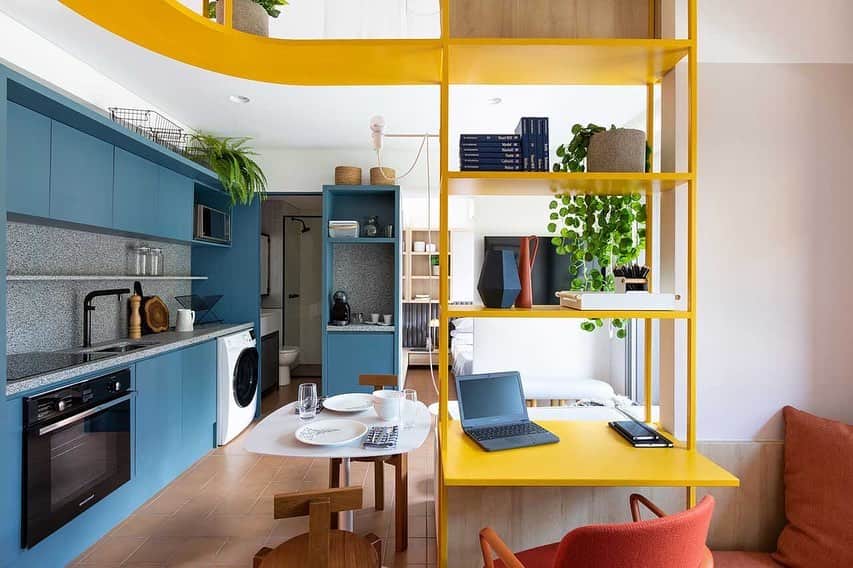 Design Milkさんのインスタグラム写真 - (Design MilkInstagram)「Okay, we get it; not everyone loves a minimalist aesthetic. How about this bright and bold studio in São Paulo? 🔴🟡🔵 Located in Grupo Lar’s La Vida Residencial Building, this 398 square-foot apartment was designed by @todosarquitetura to be a creative solution for a small space. \\\ Read more about this cozy space at the link in bio. 🔗」1月8日 14時12分 - designmilk