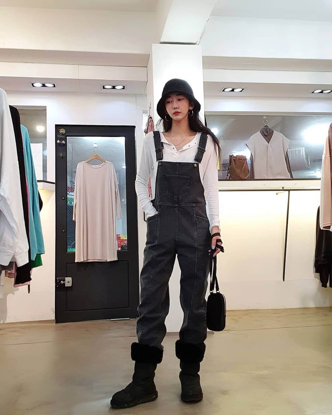 minikkallongさんのインスタグラム写真 - (minikkallongInstagram)「와..봄신상찍다가 얼죽뻔.. 매장에서 찍는데도 왜 추운건디🥶🤷🏻‍♀️ 연청은 내일 밖에서 예뿌게 찍어볼까했는디 불가능..응?.....? 근디 요 멜빵이 넘예쁩니다요.. 난 2컬러사야즤히히😚 . #국내제작#데님멜빵#3컬러#봄신상#미니깔롱」1月8日 19時44分 - minikkallong