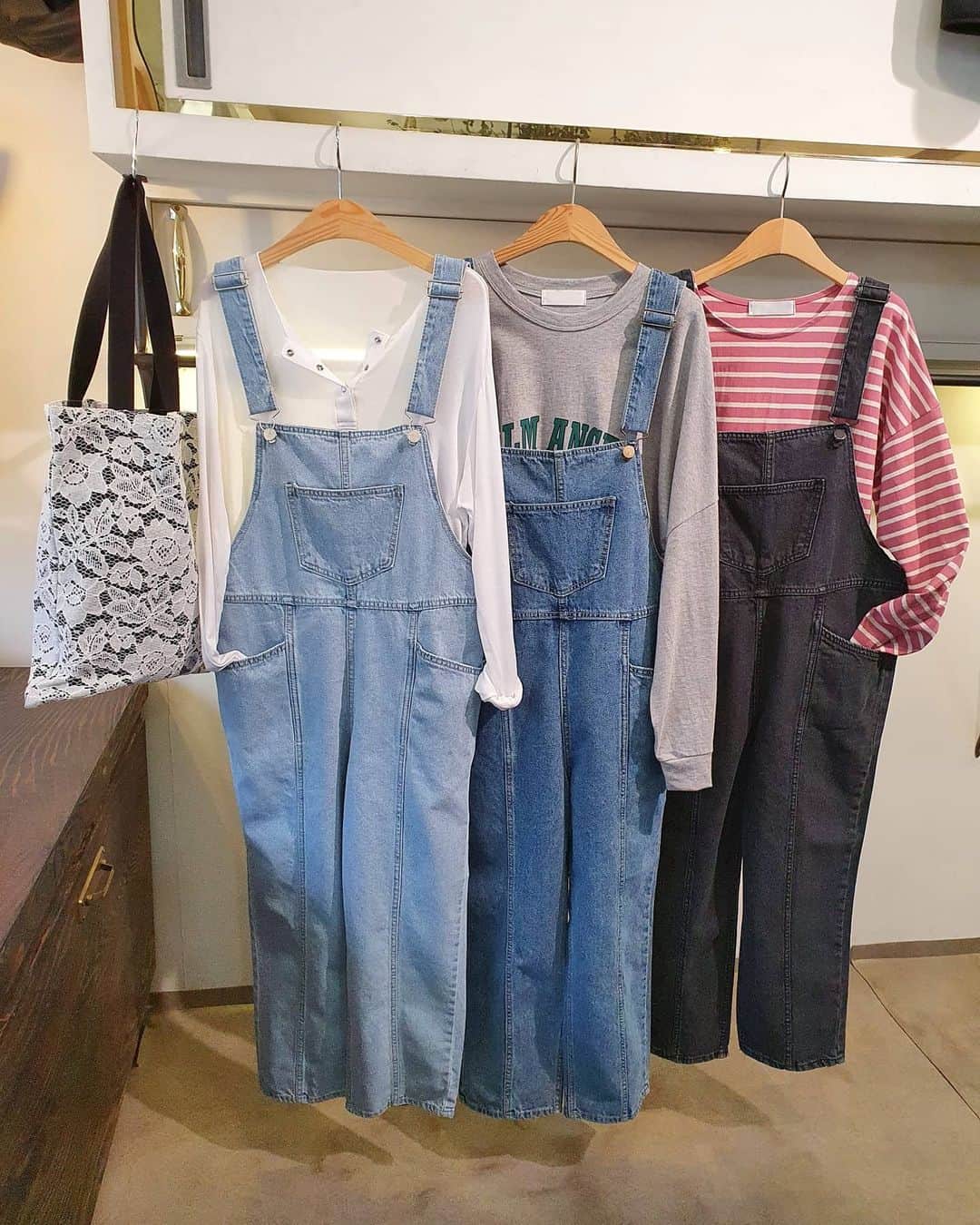 minikkallongさんのインスタグラム写真 - (minikkallongInstagram)「와..봄신상찍다가 얼죽뻔.. 매장에서 찍는데도 왜 추운건디🥶🤷🏻‍♀️ 연청은 내일 밖에서 예뿌게 찍어볼까했는디 불가능..응?.....? 근디 요 멜빵이 넘예쁩니다요.. 난 2컬러사야즤히히😚 . #국내제작#데님멜빵#3컬러#봄신상#미니깔롱」1月8日 19時44分 - minikkallong