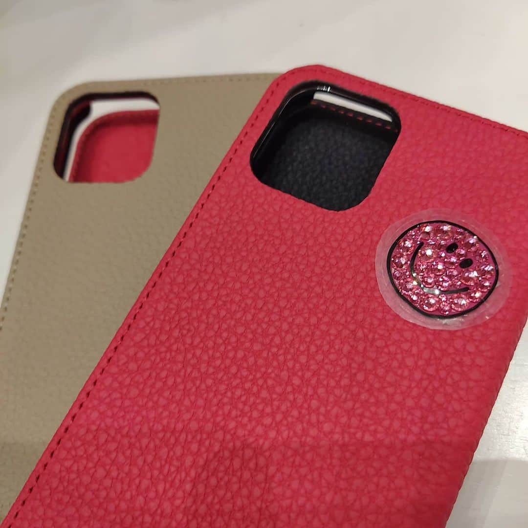 caseplayさんのインスタグラム写真 - (caseplayInstagram)「スマホケース…背面タイプと手帳型タイプ、どちら派ですか？  LORNAPASSONIのスマホケースは、ドイツのペリンガー社によるカーフスキンレザーを使用😍 どちらも、是非長く使ってだんだん馴染んでいくのを楽しんでいただきたいです💪  ステッカーでアレンジするのも人気✨  ※背面タイプは11シリーズのみとなっております。  #ロルナパッソーニ #lornapasaoni #シュランケンカーフ #レザー小物 #キャッシュレス #ミニマリスト #シンプルコーデ #経年変化 #高級感 #男女問わず #シンプリスト #カードケース #プレゼント #牛革 #スマホケース #ミニマリストの持ち物 #iPhone12ケース #トープ #iPhoneケース #ギフトにおすすめ #本革スマホケース #スマホケース手帳型 #東急プラザ銀座 #tokyuplazaginza #foxginza #銀座 #ヒンカリンカ #hinkarinka #instagood #手帳型スマホケース」1月8日 19時45分 - fox.inc_store