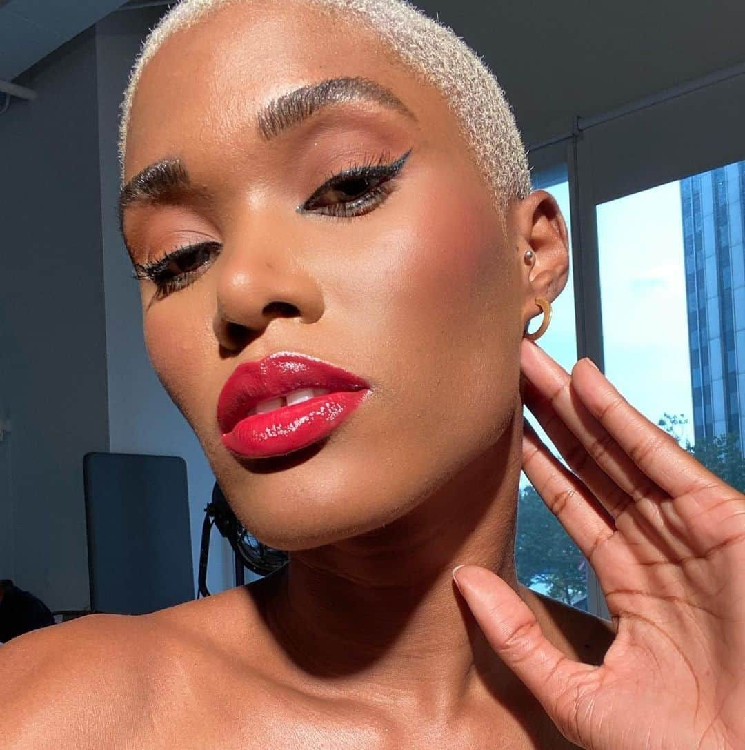 M·A·C Cosmetics UK & Irelandさんのインスタグラム写真 - (M·A·C Cosmetics UK & IrelandInstagram)「When the winter sun hits JUST right☀️⁠ What’s your go-to red lip? ⁠ ⁠ 💋 Patent Paint Lip Lacquer in Slick Flick⁠ 🖤Studio Fix Powder Foundation⁠ 👍Studio Fix 24-hour Smoothwear Concealer⁠ ⁠ Regram @michelleclarkmakeup ⁠ #MACCosmeticsUK #MACCosmetics #MACStudioFix #MACFoundation #MACPowder ⁠#MACLipLacquer #Foundation #Concealer」1月8日 19時45分 - maccosmeticsuk