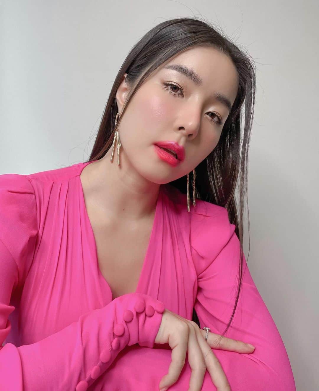 GYEON SEOのインスタグラム：「_* la vie en rose 💗 . . mu @yalemakeup_st  hair @khantarot_ball」