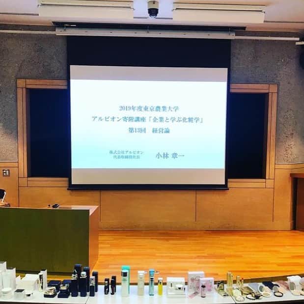 小西さやかさんのインスタグラム写真 - (小西さやかInstagram)「【化粧品について学べる理系の大学】 化粧品について学べる理系の大学があるのはご存知ですか？！ 私が客員准教授をさせていただいている東京農業大学　食香粧化学科で、A日程のWEB出願が開始しました。申込み期間は2021年1月4日（月）～ 1月20日（水）です。 . 化粧品専用のラボがあり、昨年度は、恩師伊藤教授によるクリームの処方づくりの授業もありました。 また、アルビオンからは寄附講座として、社長も含め、各部署の方々が来てくれて講座をやってもらっている化粧品授業もあります。 東京農業大学は、学内で日本化粧品検定が受験でき、１級の化粧品科学、２級の皮膚科学は私が授業を担当させていただいています。 . 化粧品に興味がある方は、ぜひ、大学の候補にいれてみてくださいね。 北海道の大自然が待っています！ . #化粧品を学ぶ #コスメを学ぶ #大学 #東京農業大学 #食香粧化学科 #オホーツクキャンパス #美容の資格#大学受験#アルビオン#ラボ#化粧品科学#皮膚科学#日本化粧品検定#日本化粧品検定1級#日本化粧品検定2級 #大学入試#美容を学ぶ#理系#リケジョ#化粧品検定」1月8日 19時46分 - cosmeconcierge