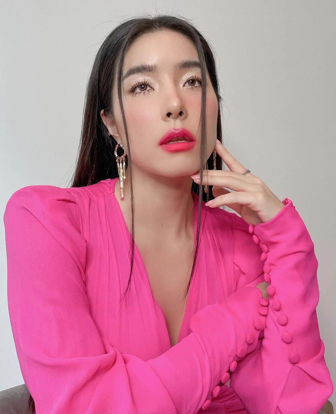 GYEON SEOのインスタグラム：「_* la vie en rose 💗 . . mu @yalemakeup_st  hair @khantarot_ball」