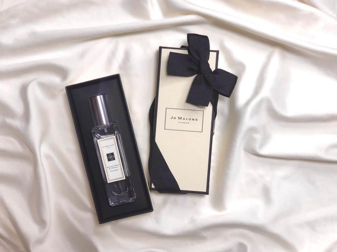 鈴木志歩のインスタグラム：「自分への誕生日プレゼント❤️ . . . #jomalone #jomalonelondon  #eaudeperfume #present #beauty  #향수 #뷰티스타그램 #코스메틱 #좋아요」