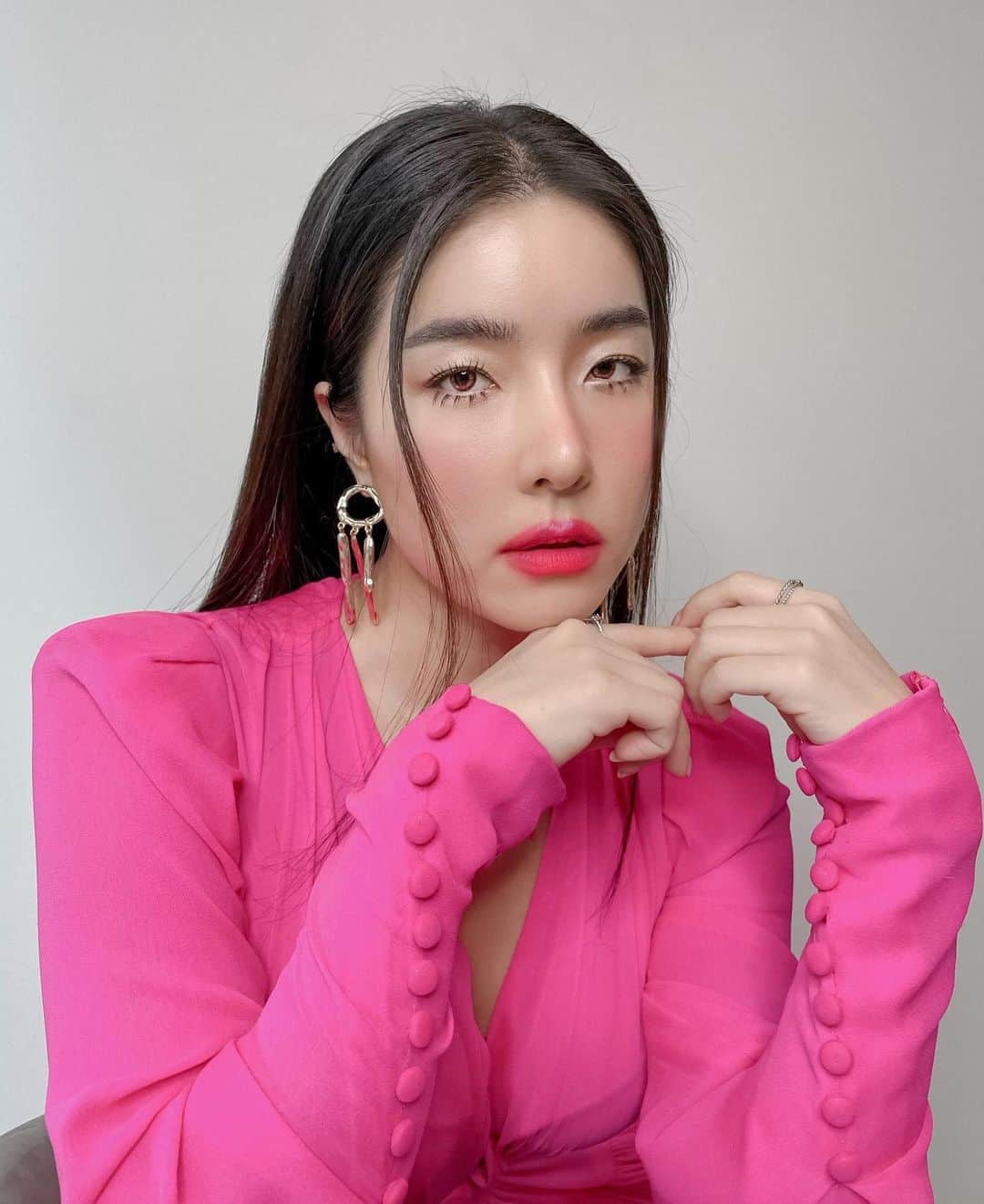 GYEON SEOのインスタグラム：「_* la vie en rose 💗 . . mu @yalemakeup_st  hair @khantarot_ball」