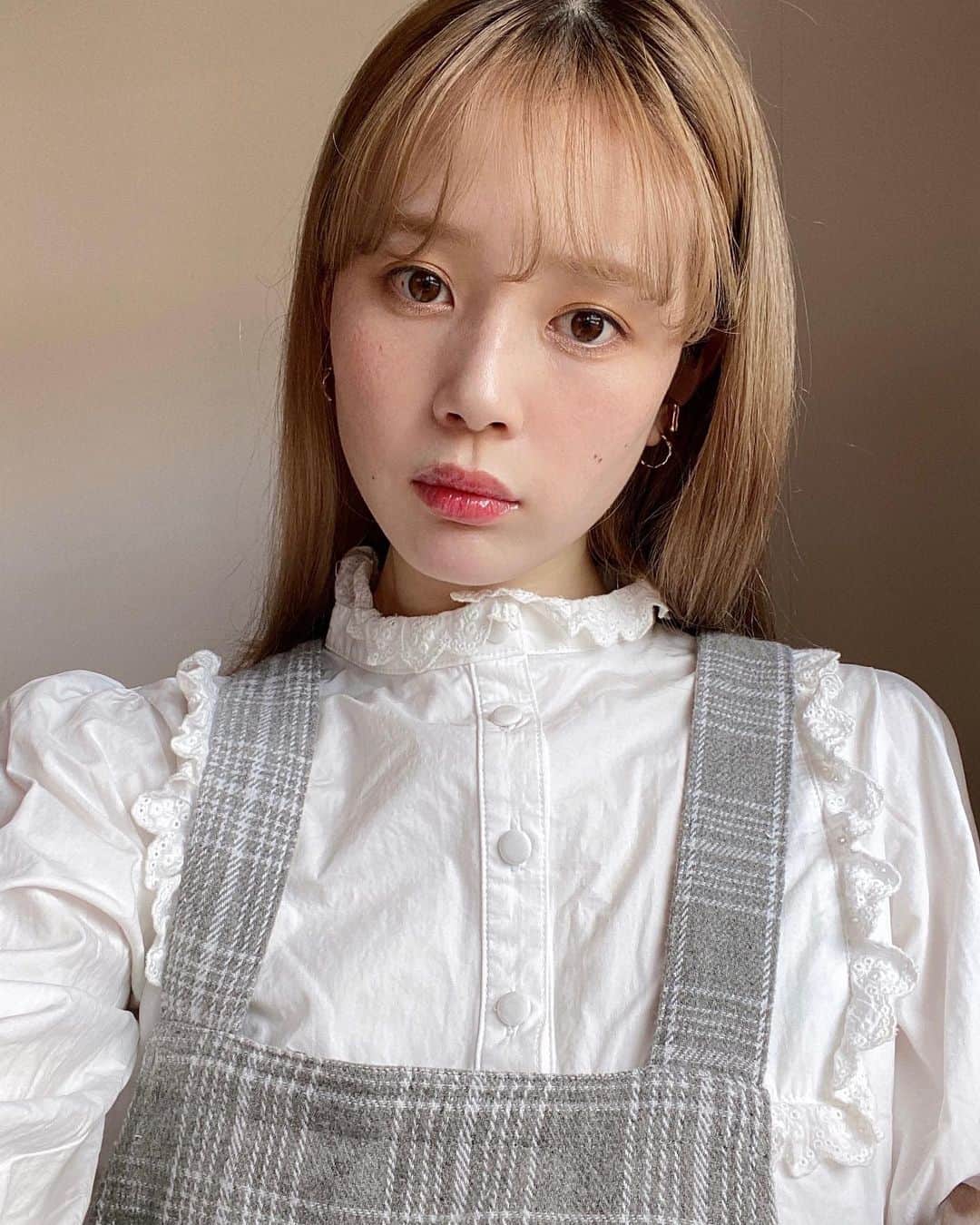 目見田早弥子のインスタグラム：「🐄🥛🍌. 今日ストーリーに載せた @etudejapan のアイシャドウを使ったメイク🌿 マット系もラメ系も自分に似合う色味ばっかりで ほんまにお気に入り♡♡ 今日は一番上の真ん中をアイホール全体に塗ってから 真ん中の列の右を二重幅に塗って 一番上の右のラメをアイホールに重ねて 涙袋はいつものDiorのやつ塗った上に 真ん中の列の真ん中のラメを重ねて 上瞼の真ん中にだけプラスしてます。 (真ん中言い過ぎ😂..伝わったかしら..) 使ってるのが優しいカラーばっかりなので 最後に一番下の左を下瞼の目尻のところに チップでうすーくのせて引き締めました◎ 私はアイシャドウの使う色味間違えたら 顔がキツく見えるのが悩みなんやけど このパレット使ったら自分的に すごい優しい目元になってほんまに満足すぎた😭✨ ちなみにチークとリップは３つ前のpostのやつを使ってます！ ⠀ ラメが綺麗過ぎて惚れぼれして 鏡見るたびに顔振ってラメ感見ちゃうくらい好きやから 伝えたくて３枚目撮ったけど全然わからん😂😂😂 すみません🥲」