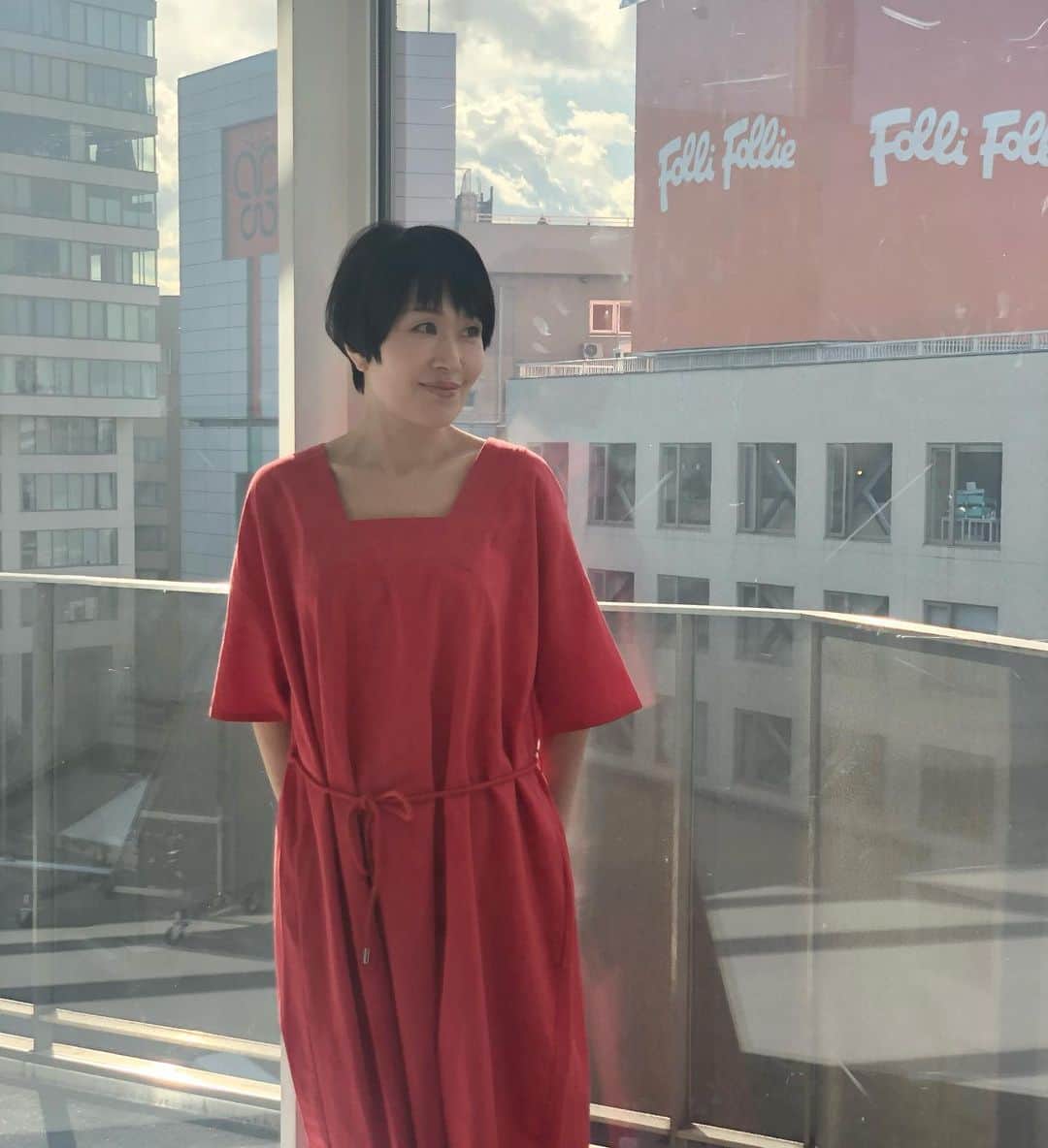 小林ひろ美のインスタグラム：「今日は撮影でした✨  赤い服の投稿が続いていますが、プライベートでは赤い服はほとんど持っておらず、モノトーンや寒色系が多めです😚」