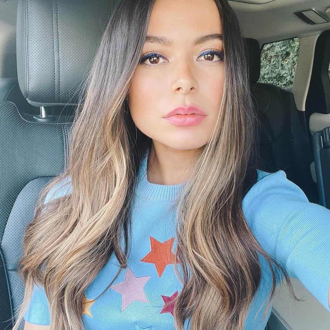 ミランダ・コスグローヴのインスタグラム：「Got all glammed up today for the first time in forever 💫」