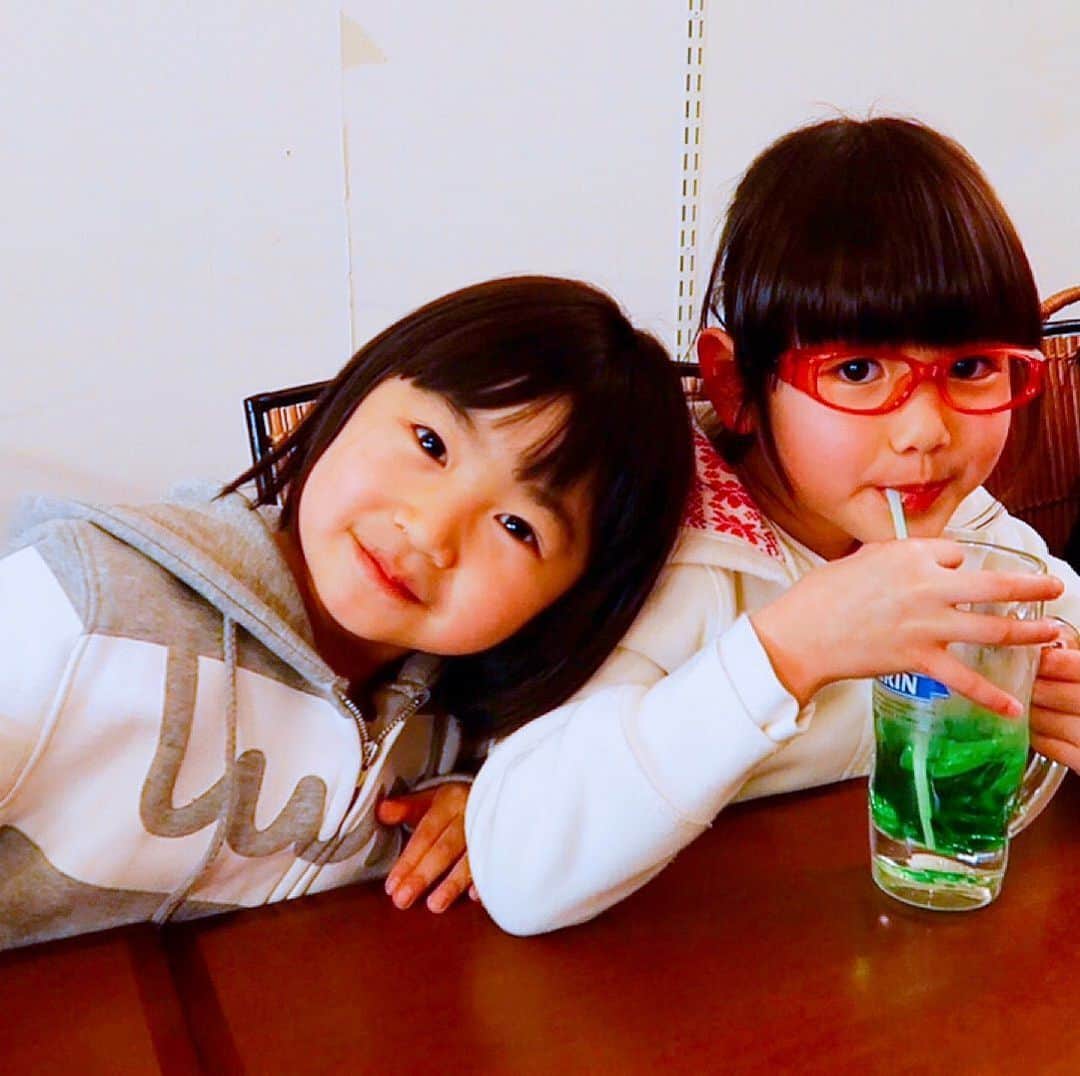 れのれらTVのインスタグラム：「＊-＊-＊-＊-＊-＊-＊-＊-＊-＊-＊-＊ ・ 【どんどん焼き】 ・ れのれらTVの企画で「ローカルごはんの旅・山形編」にカネちゃんのテレビさんが出てくれた時の一コマ😍❣️ ・ 2人は波長が合うようです👍✨ ・ ・ 【どんどん焼き】山形の「どんどん焼き」って何？お好み焼きなの？！日本全国ローカルごはんの旅・山形編【#1183】 https://youtu.be/I71lk58NMwc ・ ・ #れのれらtv  #3姉妹 #３姉妹 #次女 #れいら #家族 #親バカ部  #かねちゃん #youtuber  #応援してくれてありがとう  #どんどん焼き #山形 #娘  #小学生女子 #小学生 #ローカルごはん #おかし屋 #ソウルフード  ・ ＊-＊-＊-＊-＊-＊-＊-＊-＊-＊-＊-＊」